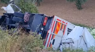 BURSA'DA KAMYONET İLE HAFİF TİCARİ ARAÇ KAFA KAFAYA ÇARPIŞTI: 7 YARALI