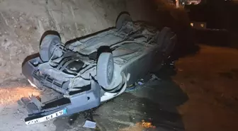 İnşaat alanına devrilen otomobilin sürücüsü yaralandı