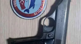 Ruhsatsız tabancayla polise yakalandı