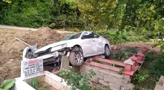 Şoförü neye uğradığını şaşırdı, yoldan çıkan otomobil mezarlığa saplandı