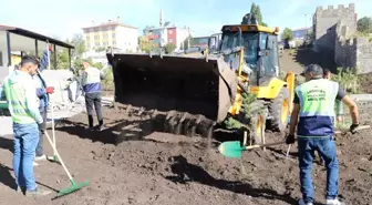 Başkan Demir ve meclis üyeleri kolları sıvadı, peyzaj çalışması yaptı