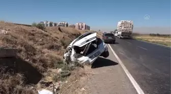 DŞYARBAKIR - Şarampole devrilen otomobildeki 4 kişi yaralandı