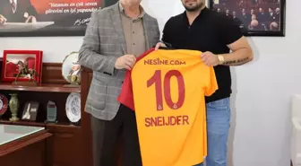 Manisa haberleri | Galatasaraylı eski futbolcu Sneijder, Saruhanlı Belediyesi'ni ziyaret etti