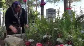AZRA'NIN ANNESİ, KIZININ MEZARINI ZİYARET ETTİ