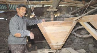 DEDELERİNDEN KALMA 300 YILLIK SU DEĞİRMENİNDE BUĞDAY ÖĞÜTÜYOR