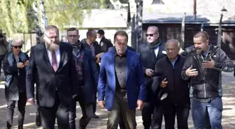 Terminatör filminin yıldızı Schwarzenegger, Auschwitz Nazi kampını ziyaret etti