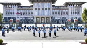 Cumhurbaşkanlığı Muhafız Alayı Tüfekli Gösteri Bölüğü nöbet değişimi gösterisi gerçekleştirildi (1)
