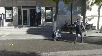 Son dakika haberi... GÜVENLİK GÖREVLİSİNE ÇALIŞTIĞI BANKA ÖNÜNDE SİLAHLI SALDIRI
