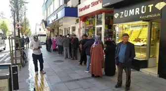 Emekli promosyonlarında son gün! Promosyon almak isteyenler uzun kuyruklar oluşturdu