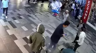 Son dakika haberi... SOKAKTA YÜRÜRKEN SEKEN KURŞUNLA VURULDUĞU ANLAR KAMERADA