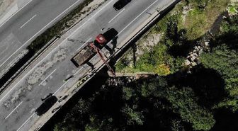 Viyadükten dereye uçan TIR'ın şoförü öldü, oğlu ağır yaralı (2)
