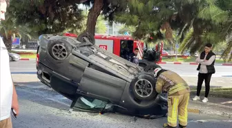 Fatih'te bir araca ve aydınlatma direğine çarpan otomobil ters döndü