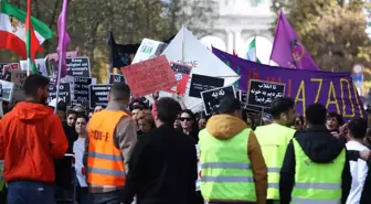 Son dakika haber... İranlı Mahsa Emini'nin ölümü Atina'da protesto edildi