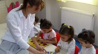 Meslek lisesi atölyesinde üretilen ahşap oyuncakları anaokuluna hediye ettiler