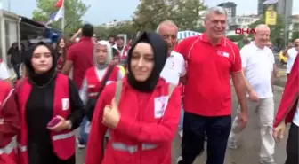 DÜNYA YÜRÜYÜŞ GÜNÜ'NDE YAĞIŞA ALDIRMADAN YÜRÜDÜLER