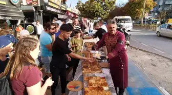 250 kiloluk 150 metre böreği üniversiteli öğrencilere ikram etti