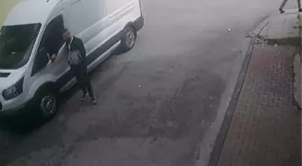 SULTANBEYLİ'DE OTOMOBİLİN ÇARPMASIYLA İKİ ARAÇ ARASINDA SIKIŞTI