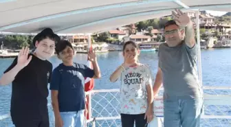 3 ÖĞRENCİ, OKUL İÇİN HER GÜN 20 MİL DENİZ, 6 KİLOMETRE KARA YOLCULUĞU YAPIYOR