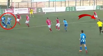 Hakemin verdiği karar tüm futbolcuları şaşkına çevirdi!