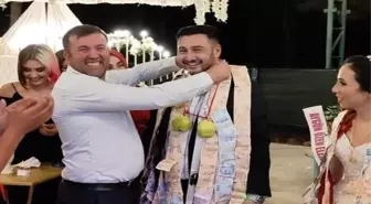 Düğünde renkli anlar! Damadın boynuna kırmızı kurdeleye bağladığı ayvaları taktı