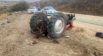 Devrilen traktörün altında kalan sürücü hayatını kaybetti