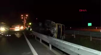 Son dakika haberi! İSTANBUL-OTOYOLDA BARİYERLERE GİREN KAMYON DEVRİLDİ: 1 YARALI