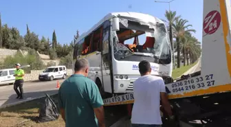 Adana haberi... Adana'da devrilen okul servisindeki 19 kişi yaralandı