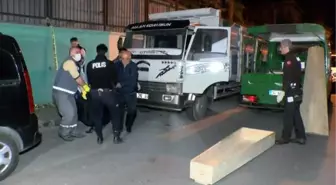 Park halindeki kamyonette bir kaç gün önce öldüğü belirlenen erkek cesedi bulundu