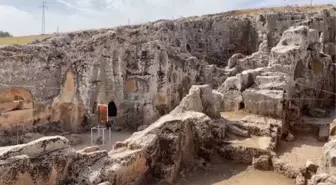 Son Dakika | Perre Antik Kenti'ndeki kazılarda 1800 yıllık askeri madalya bulundu