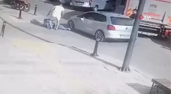 Dalgınlığının bedelini ağır ödedi... Otomobilin çarptığı yaya savrularak yere düştü