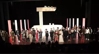 İBB Şehir Tiyatroları... YENİ SEZON 'HAMLET' İLE BAŞLADI!