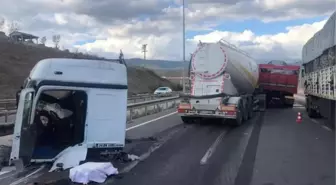 Kamyona çarpan TIR'ın kupası, yol ortasına düştü