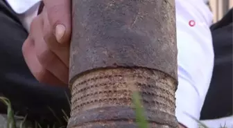Yolda yürürken buldukları demir parçasının gizemini çözmeye çalışıyorlar