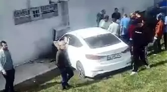AVCILAR'DA OTOMOBİL ŞARAMPOLE YUVARLANIP DUVARA ÇARPTI 2 YARALI