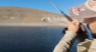 Balıkçı, yarım saatlik mücadelenin ardından dev turna balığını böyle yakaladı
