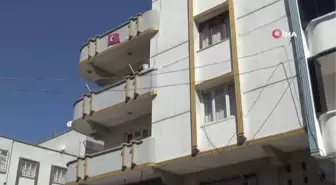 Bıçaklanarak öldürülen bebeğin cenazesi çıkarılırken ayakta durmakta güçlük çeken baba yürekleri dağladı