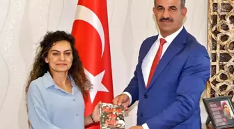 Çankırılı öğretmen, Rektör Çiftçi'ye yazdığı kitabı takdim etti
