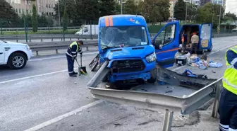 Kadıköy'de kargo aracı bariyerlere ok gibi saplandı