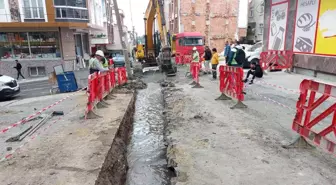 Alt yapı çalışmaları sırasında su borusu patladı, iş yerini su bastı