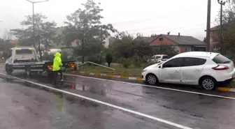 Direksiyon hakimiyetini kaybetti karşı şeride geçerken elektrik direğine çarptı