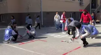 GÖNÜLLÜ ÜNİVERSİTE ÖĞRENCİLERİ KÖY OKULUNU BOYADI