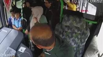 Liseli genç fenalaştı, minibüs şoförü hastaneye yetiştirdi! Araç kamerası o anları kaydetti