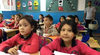 Zeytinburnu'nda öğrencilere diş bakım seti hediyesi