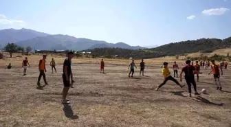 Kato Dağı'nda onlarca genç futbol aşkı için toprak sahada ter döküyor