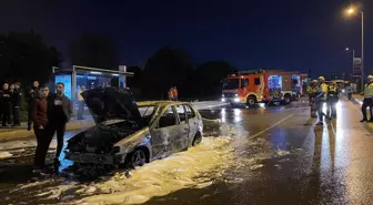 Ataşehir'de seyir halindeyken alev alan otomobilde büyük hasar oluştu