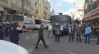Son dakika haberleri... DİYARBAKIR'DA İZİNSİZ YÜRÜYÜŞ YAPAN HDP'Lİ GRUBA POLİS MÜDAHALESİ 59 GÖZALTI