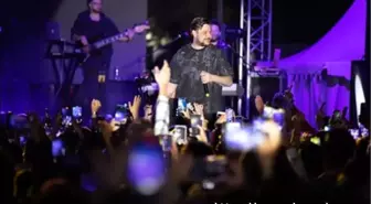Ekin Uzunlar Konserinde Yeni Adet! Telefon İmzalattılar