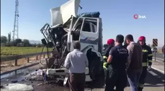 Tırla çarpışan kamyonun sürücüsü yaralandı