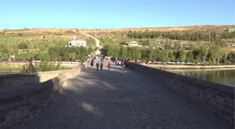 DİYARBAKIR - Kadın muhtar düzenlediği uçurtma şenliğiyle kız çocuklarının yüzünü güldürdü