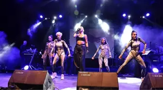 Hande Yener... SAHNEDE ELLERİYLE ÇÖMLEK YAPTI!